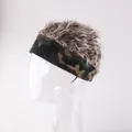 Makro-Seitenansicht eines Camouflage-Stirnbands mit integrierten Kunsthaaren in Grau - M (56-58cm) / Armeegrün Tarnung + Kaffee