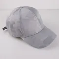 Nahaufnahme der grauen Camouflage-Kappe mit feiner Netzstruktur und Nahtdetails - 56-60cm / Grau