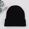 Vista dettagliata del berretto in maglia nera con bordo risvoltato e trama a costine - Nero