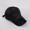 Detailansicht der schwarzen Camouflage-Basecap mit gewebter Textur und verstellbarem Riemen - 56-60cm / Schwarz