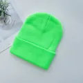 Gros plan détaillé du bonnet en maille côtelée vert fluo montrant la texture et le revers - Vert Fluorescent