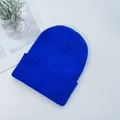 Détail de la maille du bonnet bleu roi en acrylique avec un bord replié classique - Bleu / Taille Enfant