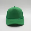 Detalle de gorra trucker verde lima con malla transpirable y cuerda frontal decorativa - Verde Transparente