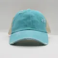 Detail einer Vintage gewaschenen blauen Baumwoll-Baseballkappe mit Distressed-Struktur - M (56-58cm) / Himmelblau