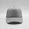 Detalle de gorra trucker gris oscuro con malla transpirable y cordón decorativo frontal - Gris sólido