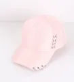 Dettaglio cappello rosa con anelli in metallo argento e decorazione laterale incrociata - Stile Decorazione con Anelli / Rosa