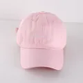 Dettaglio del cappellino da baseball rosa in tela di cotone con ricamo Absolutely bianco - Rosa