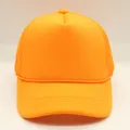 Detalle de gorra trucker naranja brillante con malla transpirable y cordón trenzado decorativo - Naranja