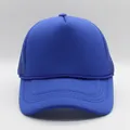 Detalle de gorra trucker azul marino con frente de espuma y rejilla transpirable - Todo Azul Real