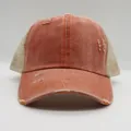 Vintage Trucker Cap in Washed Red mit beigem Mesh-Netz für sommerliche Reisen im Retro-Stil - M (56-58cm) / Hellorange