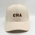 Detalle de gorra de algodón beige con bordado CHA marrón y costuras en la visera - M (56-58cm) / Beige