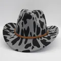 Detail van western cowboyhoed met koeienprint, lederen band en metalen klinknagels - M (56-58cm) / Grijs