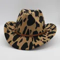 Detail van de kaki koeienprint cowboyhoed met bruine leren riem en metalen gesp - M (56-58cm) / camel