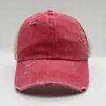 Verwaschene rote Pferdeschwanz-Cap mit Netzrücken und Vintage-Denim-Finish im Detail - M (56-58cm) / Rot