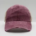 Pferdeschwanz-Baseballkappe in Burgunder-Denim mit beigem Mesh-Einsatz im Vintage-Stil - M (56-58cm) / Burgunderrot