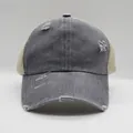 Dunkelgraue Denim-Pferdeschwanz-Kappe mit beigem Netz und stylischen Used-Effekten - M (56-58cm) / Grau