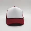 Gorra trucker bicolor en blanco y granate con malla y detalle de cuerda trenzada - Rojo Vino + Blanco