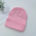 Bonnet en maille rose clair avec texture côtelée et bord replié sur fond blanc épuré - Rose Clair