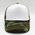 Gorra trucker de camuflaje personalizable con panel frontal blanco y cordón verde - Camuflaje + Blanco