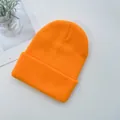 Bonnet en maille orange vif pour enfants avec large bord replié pour un style douillet - Orange