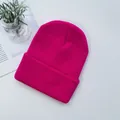 Bonnet en maille rose rouge pour enfant avec texture côtelée et revers pour l'hiver - Rose rouge