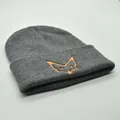 Gros plan du bonnet gris en maille montrant la texture et la broderie de renard - M (56-58cm) / Gris
