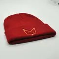 Bonnet en maille rouge foncé avec broderie renard orange vue de dessus biais - M (56-58cm) / Bordeaux