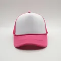 Gorra trucker de malla rosa y blanca con panel frontal de espuma para protección solar - Rosa Rojo + Blanco