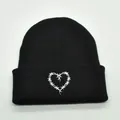 Dettaglio del ricamo a cuore con filo spinato su un berretto nero in maglia - M / Nero