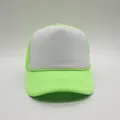 Gorra trucker verde neón y blanco con malla transpirable y cierre ajustable en la parte trasera - Verde Neón + Blanco