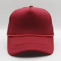 Gorra de sol minimalista burdeos de malla con panel frontal de esponja y detalle de cuerda - Todo Rojo Vino