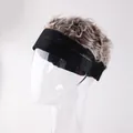 Hip-Hop Beanie Perücke in schwarzem elastischem Stirnband mit flauschigem hellbraunem Haar - M (56-58cm) / Netz Schwarz + Kaffee