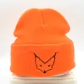 Bonnet en tricot orange vif avec une broderie de renard noir minimaliste - M (56-58cm) / Orange