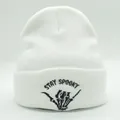 Berretto in maglia bianca con ricamo a mano di scheletro Stay Spooky per Halloween - M (56-58cm) / Bianco