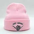 Berretto rosa Stay Spooky in maglia con ricamo a mano di scheletro e risvolto - M (56-58cm) / Rosa Loto