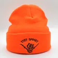 Berretto in maglia arancione vivace con ricamo Stay Spooky e mano di scheletro - M (56-58cm) / Arancione