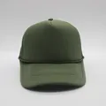 Vista de detalle de gorra trucker verde oscuro con panel de espuma y malla transpirable - Verde Militar