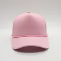 Detalle de gorra trucker rosa con malla transpirable y adorno de cuerda trenzada suave - Todo Rosa