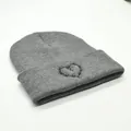 Berretto in maglia grigio con un cuore ricamato in filo spinato nero sul risvolto piegato - M / Grigio