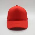 Gorra trucker roja lisa con corona de espuma y detalle de cuerda decorativa sobre blanco - Todo Rojo