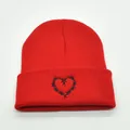 Berretto in maglia rossa con ricamo a cuore in filo spinato per stile invernale - M / Rosso