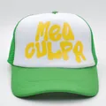 Dettaglio del cappello trucker Mea Culpa con rete verde e scritte gialle in stile bubble - Contrasto Verde e Bianco / Verde