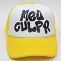 Dettaglio del cappello trucker Mea Culpa con rete gialla e scritta nera in stile gotico - Blocco Di Colore Giallo E Bianco / Giallo