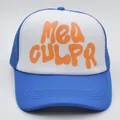 Dettagli del testo stampato in schiuma su un cappellino trucker in mesh blu e bianco - Contrasto Blu e Bianco / Blu Reale