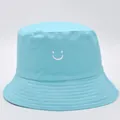 Dettaglio del cappello alla pescatora celeste con ricamo a forma di smiley sul davanti - M（56-58cm） / Azzurro