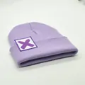 Lavendelfarbene Strickmütze mit weißem Aufnäher und violettem künstlerischem X-Symbol - X-Symbol-Stil (S3V2-Purple-X) / Hellviolett