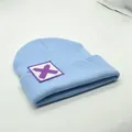Hellblaue Strickmütze mit weißem Aufnäher und lila X-Graffiti-Logo-Motiv - X-Symbol-Stil (S3V2-SkyBlue-X) / Himmelblau