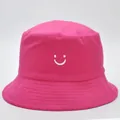 Sombrero de pescador rosa de algodón con una carita sonriente bordada sobre fondo blanco - M (56-58cm) / Rosa rojo