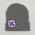 Graue Strickmütze mit quadratischem Aufnäher und lila X-Grafik-Design - X-Symbol-Stil (S3V2-Gray-X)