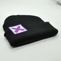 Schwarze VALORANT Killjoy Strickmütze mit violettem X-Aufnäher und geripptem Design - X-Symbol-Stil (S3V2-Black-X)